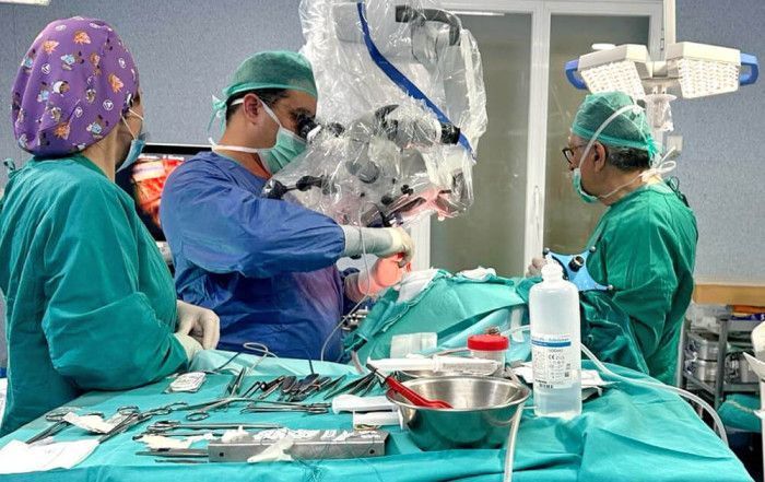 Dr. Cristóbal Blanco, neurocirujano del Hospital Cruz Roja de Córdoba, analizando un diagnóstico de tumor cerebral.