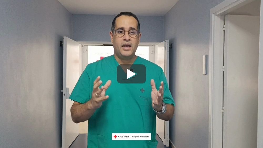 Neurocirujano en Córdoba, Dr. Blanco explicando cirugía cerebral con paciente despierto