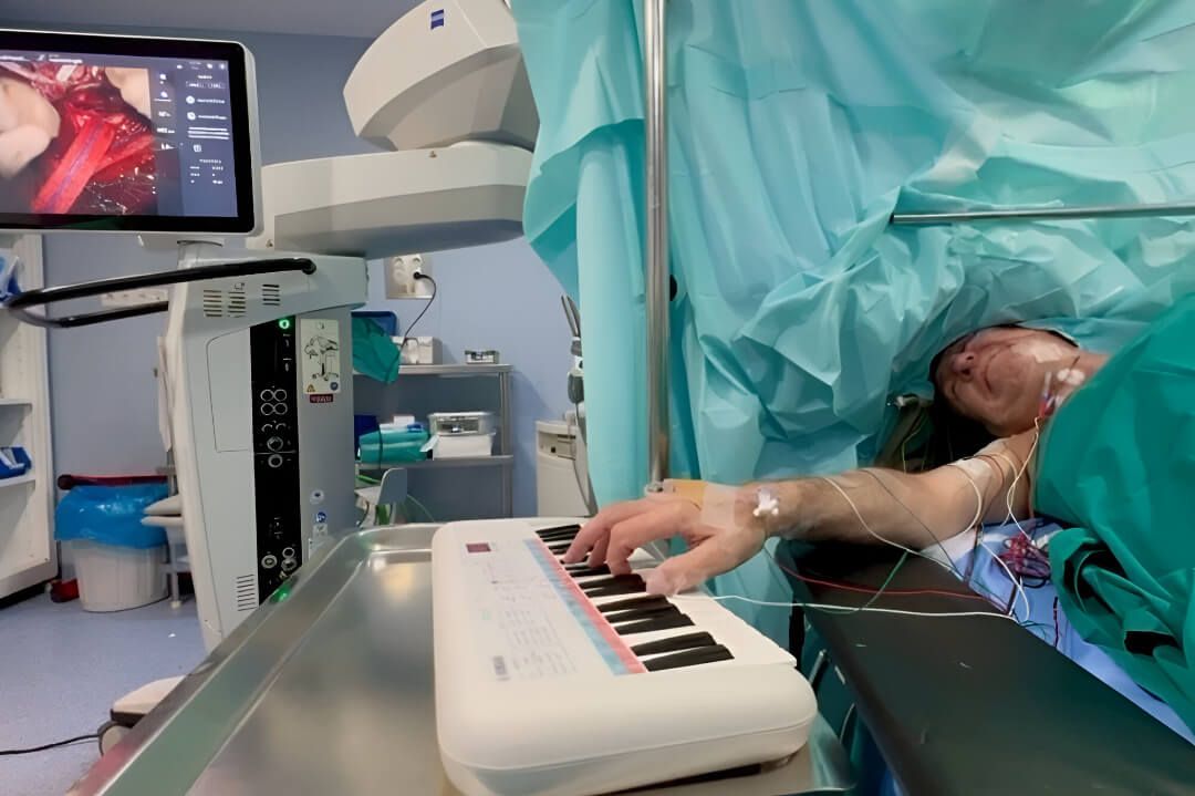 Cirugia-cerebral-paciente-despierto en hospital privado Córdoba Cruz Roja