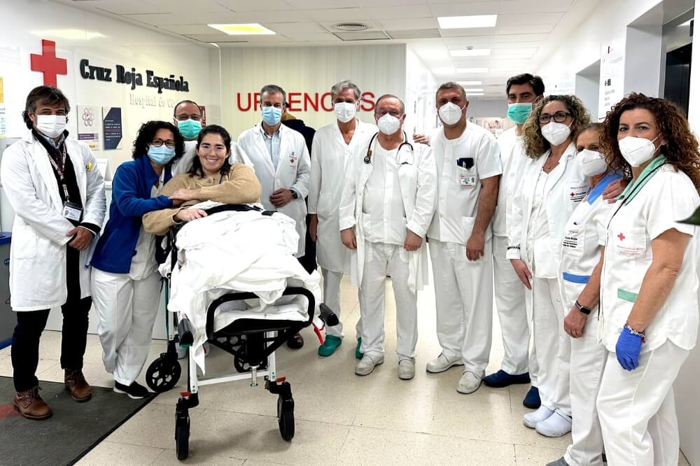 María José con el equipo médico tras el accidente ferroviario de Adamuz María José acompañada por el equipo médico del Hospital Cruz Roja de Córdoba durante su recuperación tras el accidente ferroviario de Adamuz
