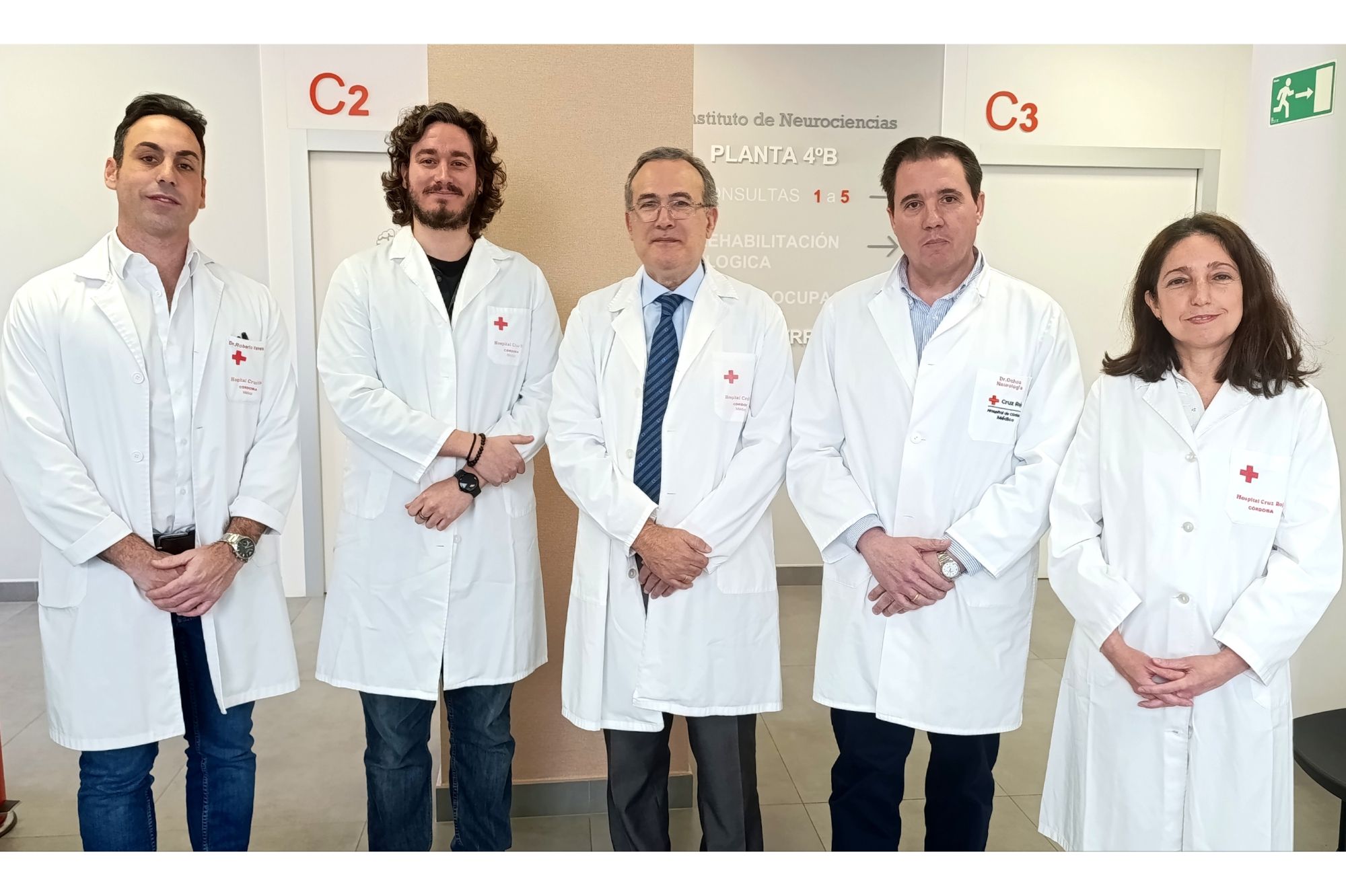 Equipo principal de la Unidad de Ensayos Clínicos en Neurociencias del Hospital Cruz Roja de Córdoba Fotografía del equipo completo de la Unidad de Ensayos Clínicos en Neurociencias acompañado por la directora del Hospital Cruz Roja de Córdoba