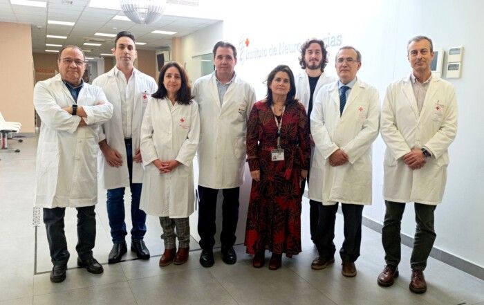 otografía del equipo completo de la Unidad de Ensayos Clínicos en Neurociencias acompañado por la directora del Hospital Cruz Roja de Córdoba