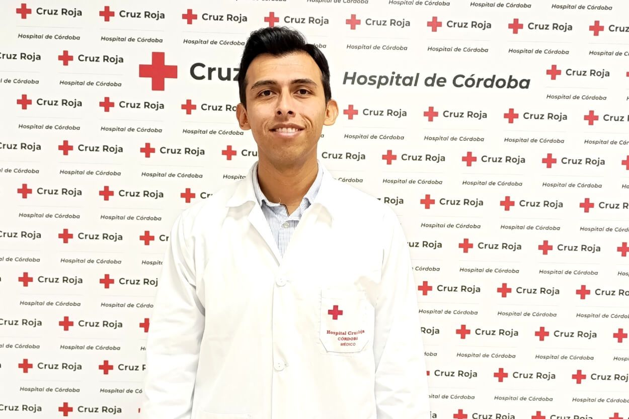 Dr. Juan Pablo Baldivieso, reumatólogo del Hospital Cruz Roja de Córdoba, durante una entrevista