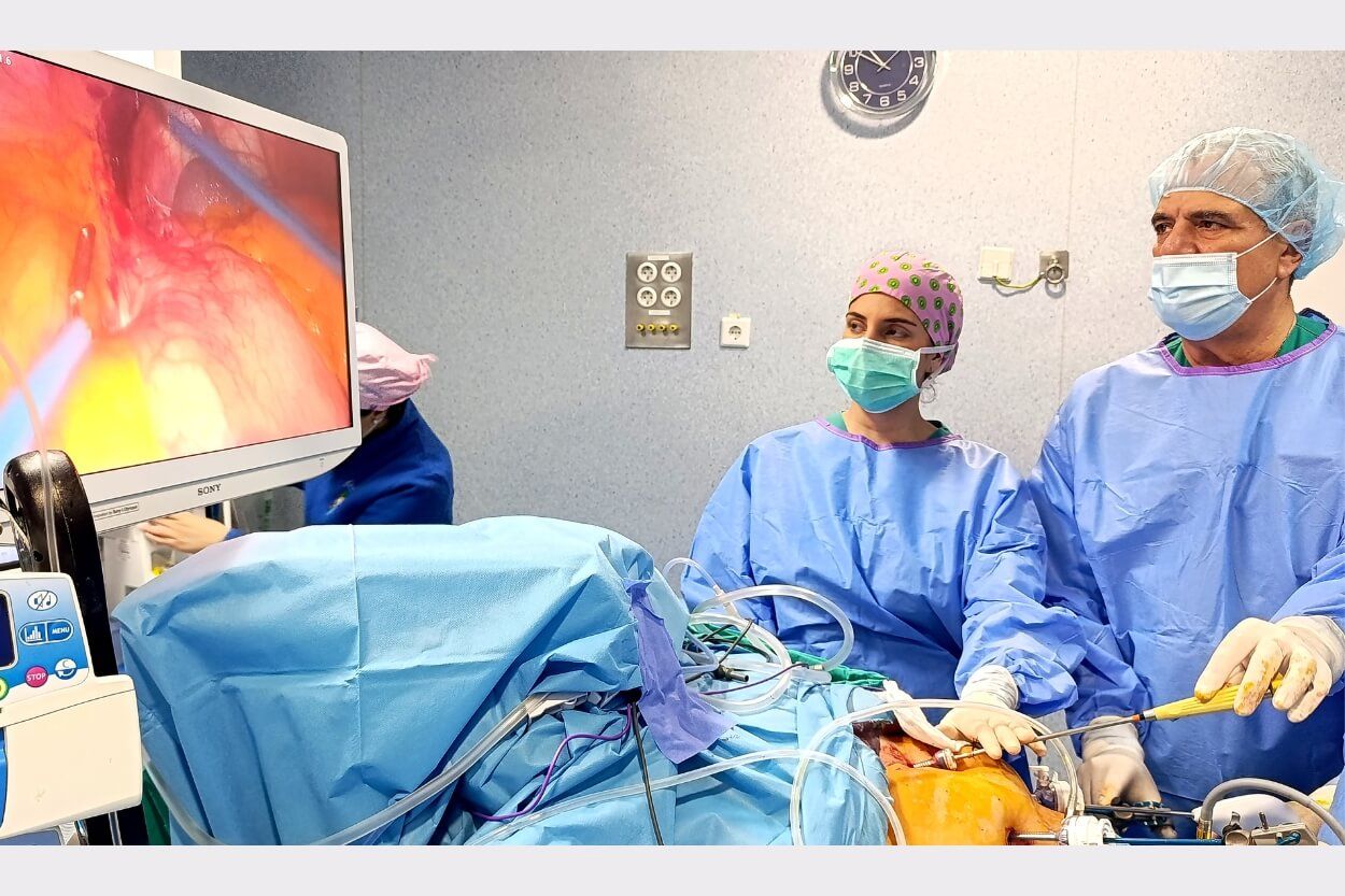 Cirugía bariátrica laparoscópica en quirófano del Hospital Cruz Roja de Córdoba