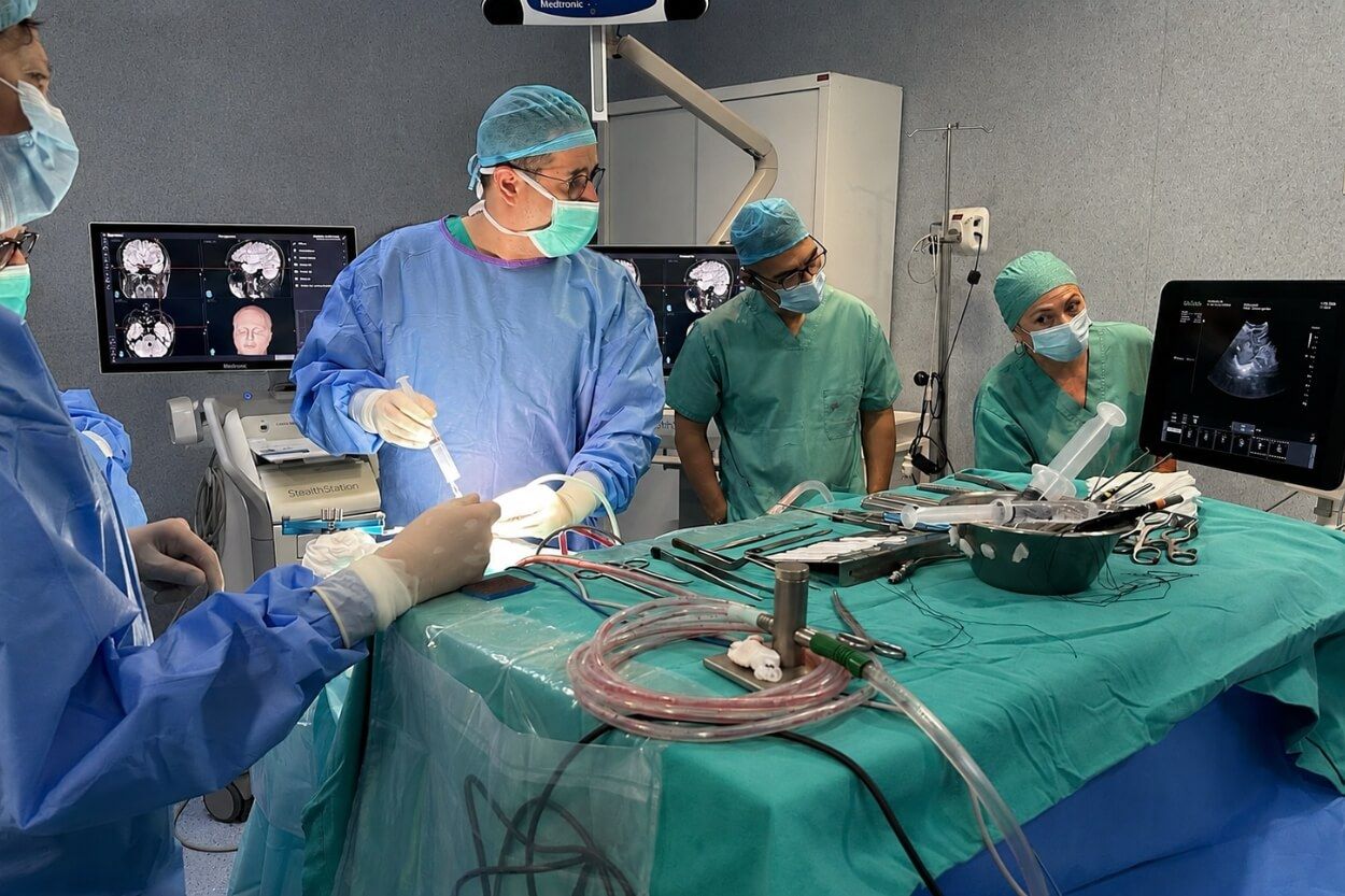 Ecografía intraoperatoria avanzada durante cirugía de tumor cerebral en Córdoba
