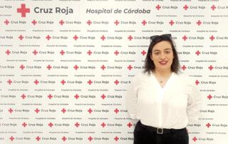 Mª Luz, paciente de cirugía bariátrica, posando tras su recuperación en el photocall del Hospital Cruz Roja de Córdoba.