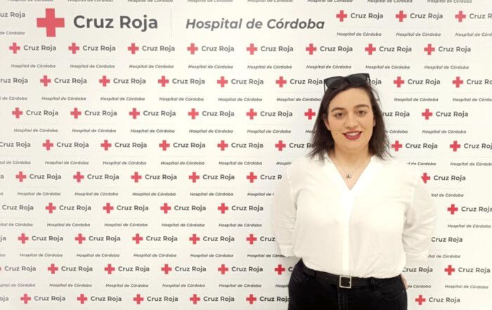 Mª Luz, paciente de cirugía bariátrica, posando tras su recuperación en el photocall del Hospital Cruz Roja de Córdoba.