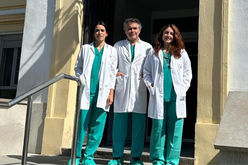 Equipo de Neumología del Hospital Cruz Roja de Córdoba Equipo de Neumología del Hospital Cruz Roja de Córdoba, responsable del primer procedimiento EBUS para el diagnóstico del cáncer de pulmón.