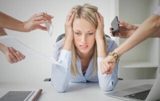 Mujer en oficina con signos de burnout y estrés laboral